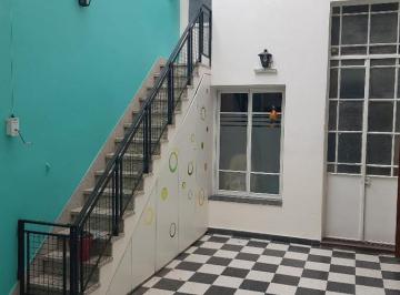 Casa · 450m² · 6 Ambientes · Hermosa Propiedad con Techos Muy Altos y Pisos de Madera Plastificados - Apto Profesional