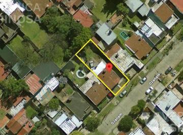Casa · 82m² · 3 Ambientes · 1 Cochera · Lote en Venta en Moron
