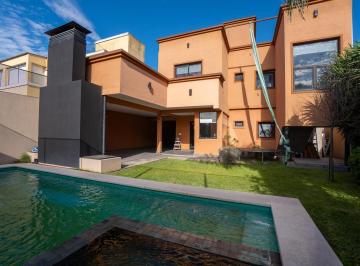 Casa · 224m² · 6 Ambientes · 2 Cocheras · Casa en Venta en Lisandro Olmos, Tres Dorm. y Pileta