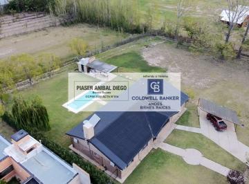 Casa · 230m² · 5 Ambientes · 3 Cocheras · Casa de Categoría en Barrio Semi Privado – Acepta Permuta, Vehículo y Financia