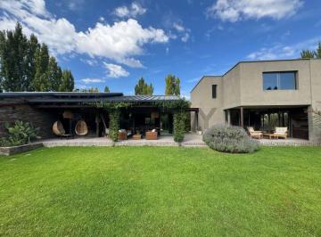 Casa · 420m² · 7 Ambientes · 6 Cocheras · Casa de Categoría en Chacras de Coria