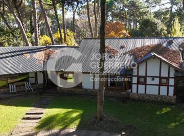 Casa · 269m² · 5 Ambientes · Casa - Carilo