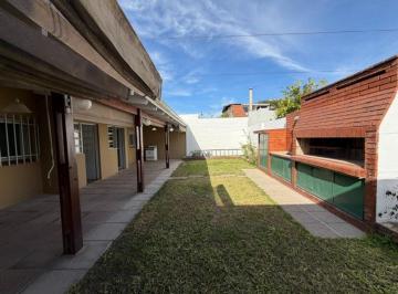 Casa · 150m² · 4 Ambientes · 2 Cocheras · Casa en Alquiler Poeta Lugones Patio Verde Cochera