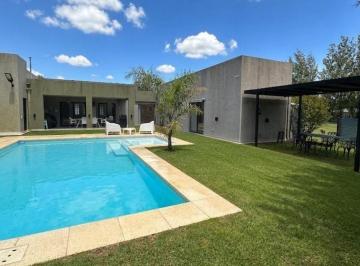 Casa · 160m² · 4 Ambientes · 2 Cocheras · Casa en Venta en La Cándida con Piscina