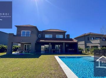 Casa · 280m² · 6 Ambientes · 6 Cocheras · Venta - Hermosa Casa en Altos de Campo Grande