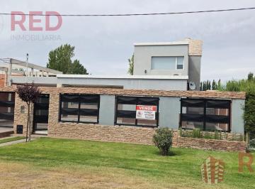 Casa · 223m² · 6 Ambientes · 1 Cochera · Vende Casa 3 Dorm., en Barrio Los Manzanos - Plottier