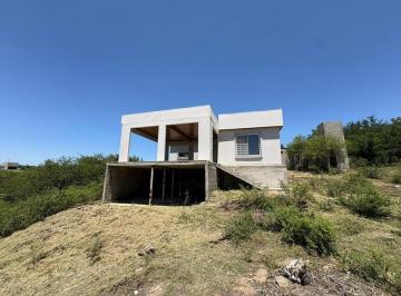 Casa · 80m² · 4 Ambientes · 2 Cocheras · Venta Casa en Siquiman con Terreno 1045 M&sup2;!