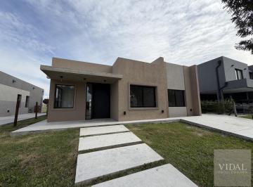 Casa · 150m² · 4 Ambientes · 3 Cocheras · Casa en Santo Tomas