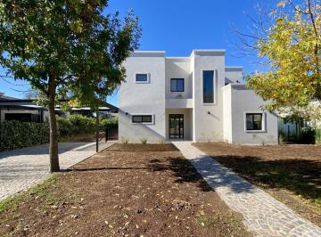 Casa · 210m² · 6 Ambientes · 6 Cocheras · Casa en Venta en San Matias - a Estrenar - Interna - 6 Ambientes