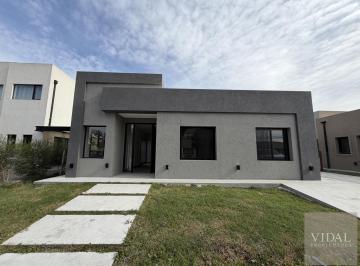 Casa · 148m² · 4 Ambientes · 3 Cocheras · Casa en Venta en Santo Tomás Pilar