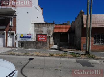 Casa · 70m² · 3 Ambientes · 1 Cochera · Casa a Refaccionar con Jardin Al Frente y Fondo Libre