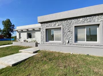 Casa · 160m² · 5 Ambientes · 2 Cocheras · Casa a Estrenar en Santa Sofia - Pilar del Este