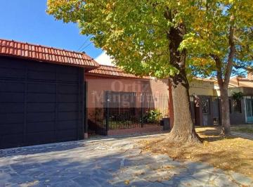 Casa · 130m² · 3 Ambientes · 2 Cocheras · Casa Chalet en Alquiler en Lomas de Zamora, G. B. a. Zona Sur