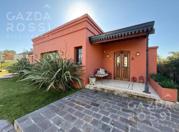 Casa · 214m² · 5 Ambientes · 2 Cocheras · Hermosa Casa en Los Naranjos, Realizada en Una Planta