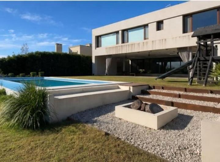 Casa · 550m² · 5 Ambientes · 2 Cocheras