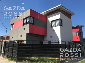 Casa · 67m² · 3 Ambientes · 1 Cochera · Casa - Adrogue