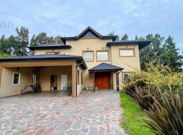 Casa · 385m² · 7 Ambientes · 2 Cocheras · Casa en Alquiler 7 Ambientes Barrio Malibu Amoblada