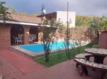 Casa · 109m² · 4 Ambientes · 1 Cochera · Casa Al Frente con Retiro de Jardin Cochera Pasante Jardin Pisicina Quincho 2 Dorm.