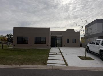 Casa · 159m² · 4 Ambientes · 3 Cocheras · Casa en Santo Tomás