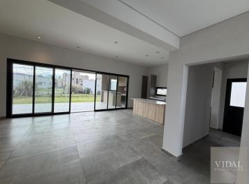 Casa · 159m² · 4 Ambientes · 3 Cocheras · Casa en Santo Tomás