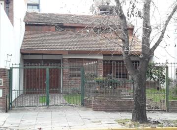 Casa · 180m² · 4 Ambientes · 1 Cochera · Chalet en 2 Plantas C/cochera y Gran Fondo Libre a Reciclar