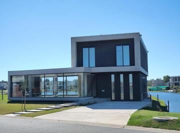 Casa · 203m² · 4 Ambientes · 2 Cocheras · Casa a La Laguna en Santa Ana Villanueva