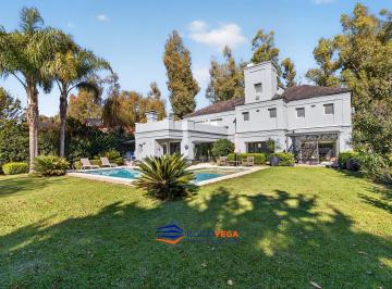 Casa · 1125m² · 7 Ambientes · 2 Cocheras · Casa a La Venta en Campos de Alvarez
