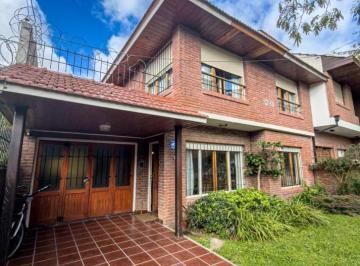 Casa · 181m² · 5 Ambientes · 1 Cochera · Chalet 5 Amb con Parque, Garage y Piscina. Parque Luro
