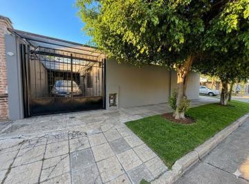 Casa · 230m² · 5 Ambientes · 2 Cocheras · Venta Casa PH 5 Ambientes Martinez