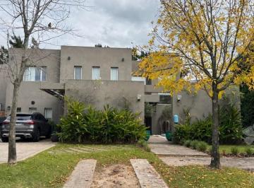 Casa · 400m² · 4 Dormitorios · 4 Cocheras · Hermosa Casa a La Venta en Castores, Nordelta