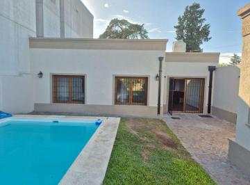 Casa · 135m² · 4 Ambientes · 1 Cochera · Venta Casa 4 Ambientes en Lujan Centro con Pileta