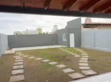 Casa · 260m² · 5 Ambientes · Casa en Alquiler. Barrio Los Robles