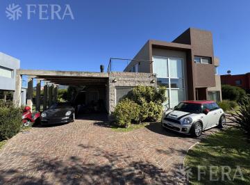 Casa · 276m² · 6 Ambientes · 2 Cocheras · Venta Casa 6 Ambientes con Piscina en Nuevo Quilmes - Quilmes