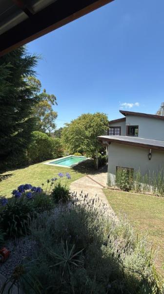 Chalet 4 amb, 130m² con pileta y cochera — Sierra de los Padres
