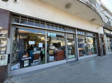 Local comercial , Avellaneda · Amplio Local Comercial en Excelente Ubicación Sobre Fabian Onsari