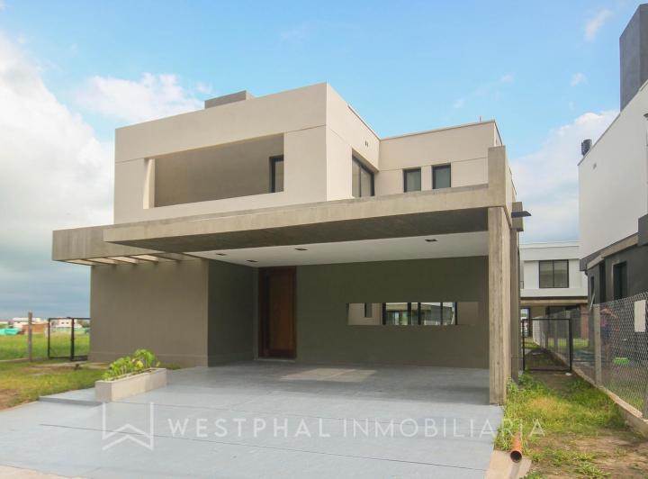 Casa · 220m² · 8 Ambientes · 2 Cocheras