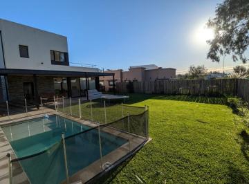 Casa · 165m² · 4 Ambientes · 4 Cocheras · Impecable Casa en Santa Emilia