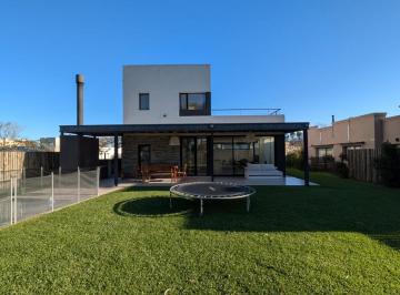 Casa · 165m² · 4 Ambientes · 4 Cocheras · Impecable Casa en Santa Emilia