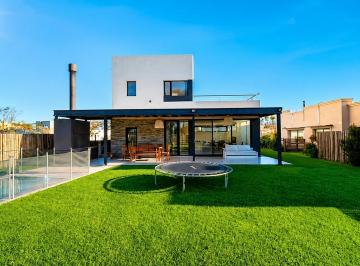 Casa · 165m² · 4 Ambientes · 4 Cocheras · Casa en Venta en Santa Emilia