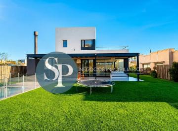 Casa · 165m² · 4 Ambientes · 4 Cocheras · Casa en Venta en Santa Emilia