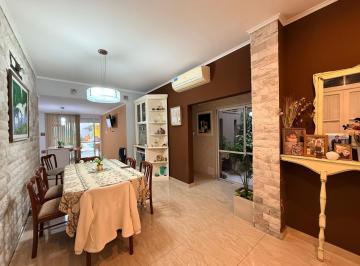Casa · 183m² · 3 Dormitorios · 2 Cocheras · Casa Céntrica en Venta