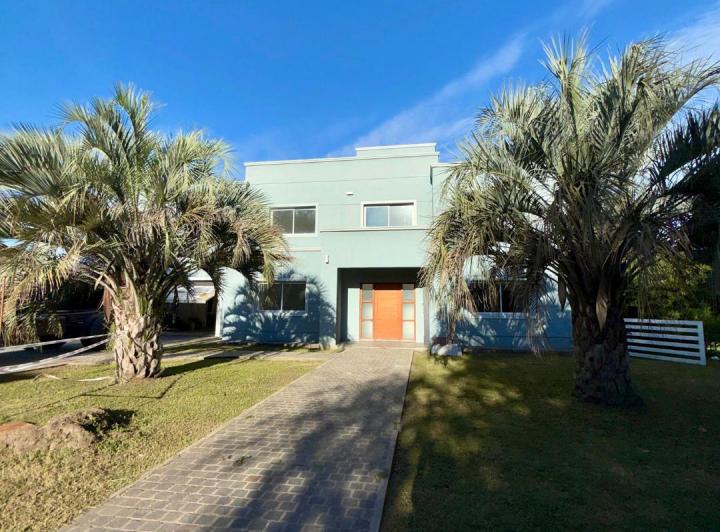Casa · 350m² · 6 Ambientes · 3 Cocheras