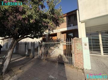 Casa · 130m² · 4 Ambientes · 1 Cochera · Triplex en Temperley Este | Pileta · Quincho · Cochera · 2 Dorm + Altillo | ¡El Combo Que Buscabas!