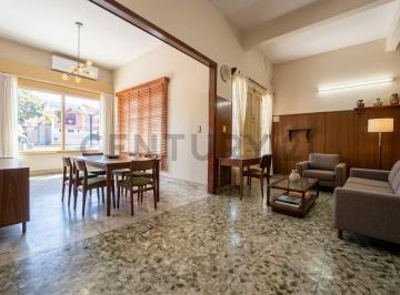 Casa · 90m² · 4 Ambientes · 1 Cochera · Venta Casa 4 Ambientes Quincho y Garage - Apto Crédito - Merlo