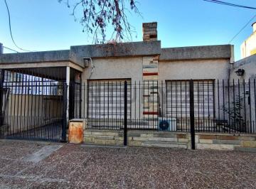 Casa · 90m² · 4 Ambientes · 1 Cochera · Venta Casa 4 Ambientes Quincho y Garage - Apto Crédito - Merlo