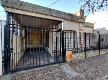 Casa · 90m² · 4 Ambientes · 1 Cochera · Venta Casa 4 Ambientes Quincho y Garage - Apto Crédito - Merlo