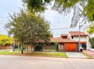 Casa · 220m² · 4 Ambientes · 2 Cocheras · Casa en Venta Gonnet 4 Dorm. con Pileta