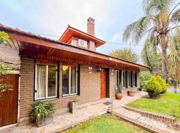 Casa · 220m² · 4 Ambientes · 2 Cocheras · Casa en Venta Gonnet 3 Dorm. con Pileta