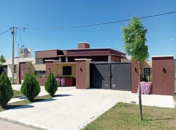 Casa · 217m² · 11 Ambientes · 2 Cocheras · Hermosa y Gran Casa con Amplio Terreno, Oro Verde