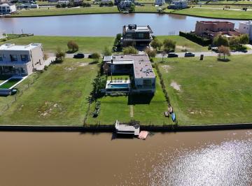 Casa · 208m² · 5 Ambientes · 4 Cocheras · Casa Al Río con Amarra Propia en El Naudir – Salida Navegable y Diseño Moderno